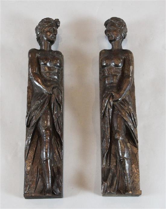 A pair of 17th century carved oak corbels, 19.5in.